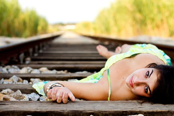 Piękne dziewczyny na linii kolejowej — Zdjęcie stockowe