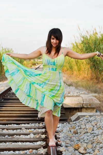 在铁路上的漂亮女孩krásná dívka na železnici — Stock fotografie