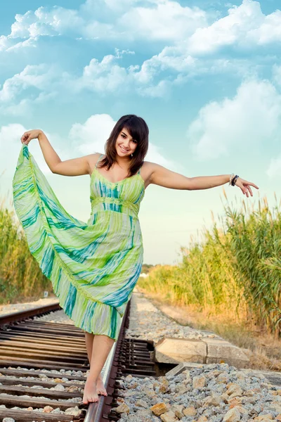 Hermosa chica en un ferrocarril — Foto de Stock