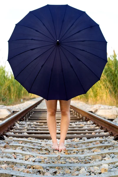 Menina bonita em uma ferrovia — Fotografia de Stock