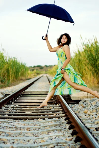 Schöne Mädchen auf einer Eisenbahn — Stockfoto