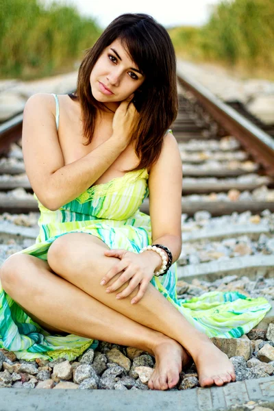 Bella ragazza su una ferrovia — Foto Stock