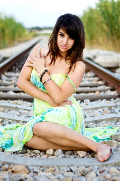 Vacker flicka på en järnväg — Stockfoto