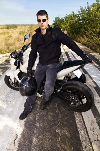Uomo con una moto — Foto Stock
