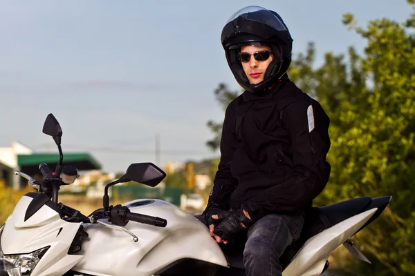 Man med en motorcykel — Stockfoto
