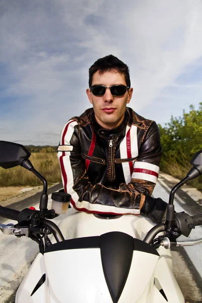 Людина з мотоциклом — стокове фото