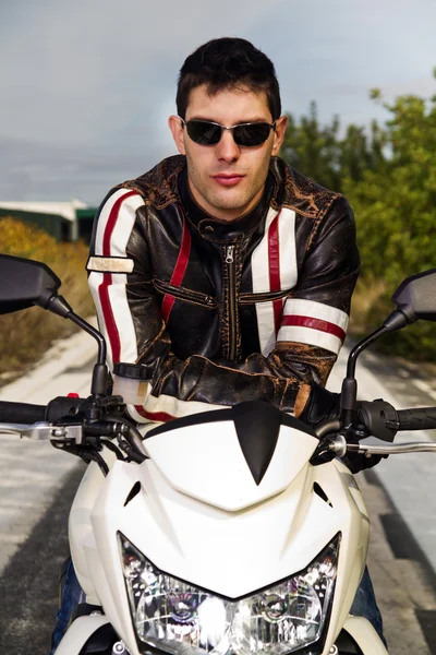 Uomo con una moto — Foto Stock