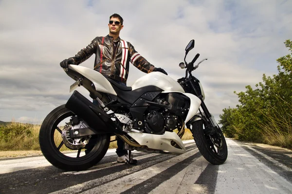 Uomo con una moto — Foto Stock