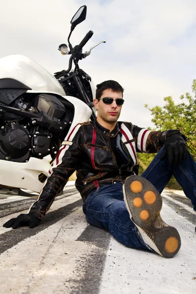 Людина з мотоциклом — стокове фото