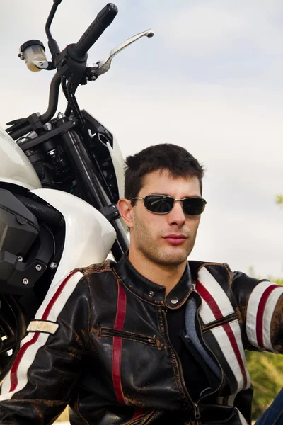 Hombre con una motocicleta — Foto de Stock