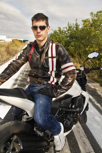 Mann mit Motorrad — Stockfoto