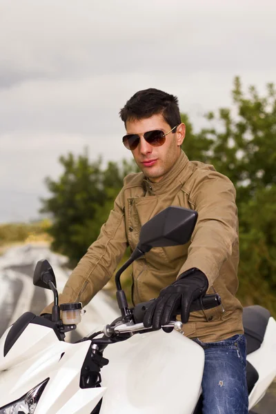 Man met een motorfiets — Stockfoto