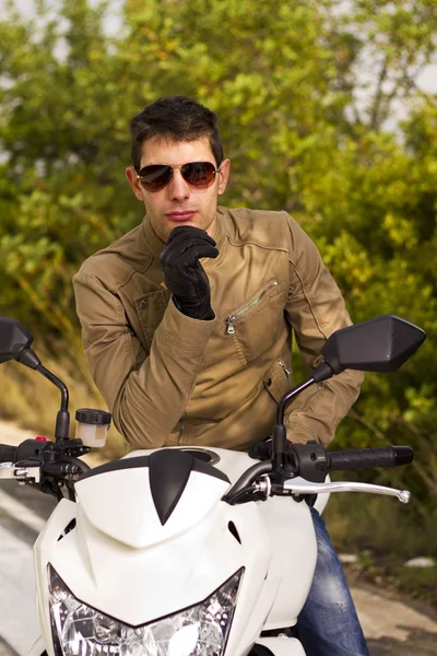 Człowiek z motocyklem — Zdjęcie stockowe