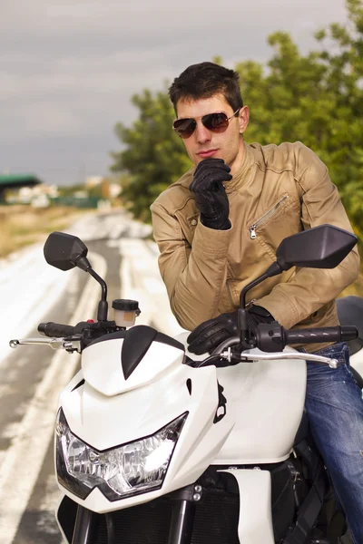 Человек с мотоциклом — стоковое фото