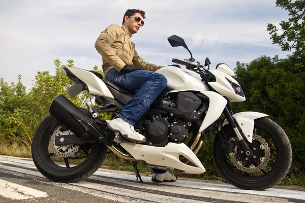 Hombre con una motocicleta — Foto de Stock