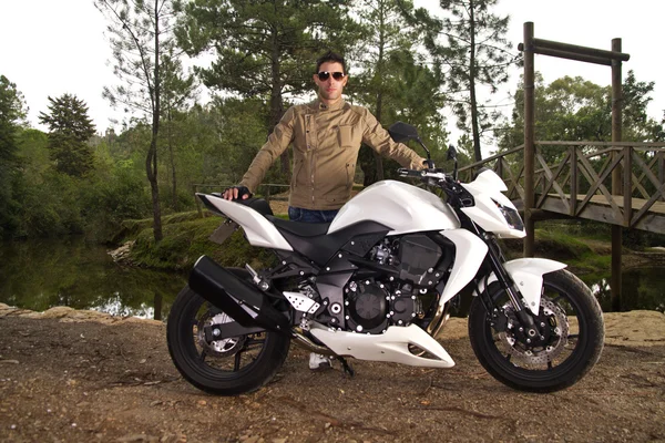 Hombre con una motocicleta —  Fotos de Stock