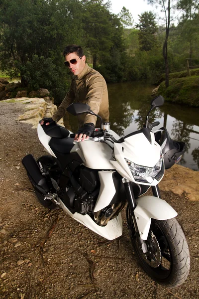 Adam bir motosiklet ile — Stok fotoğraf