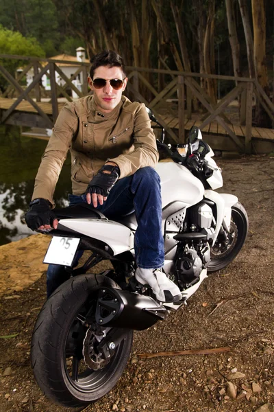 Mann mit Motorrad — Stockfoto