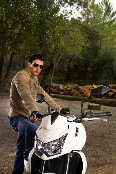 Homme avec une moto — Photo