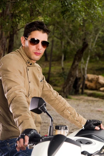 Hombre con una motocicleta — Foto de Stock