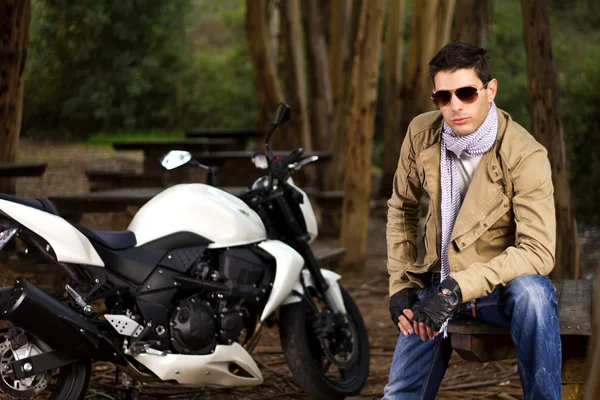 남자는 오토바이와 — 스톡 사진