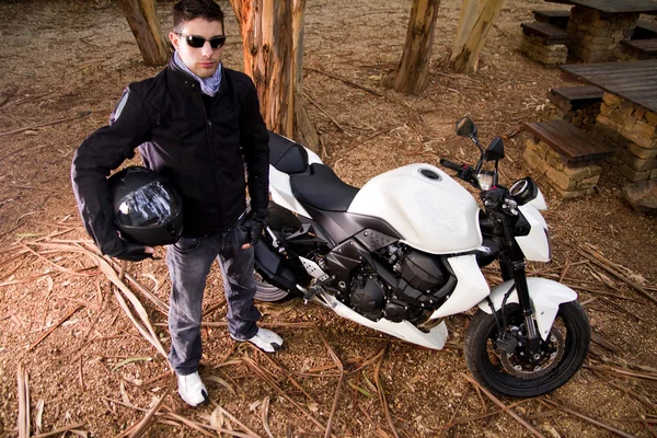Człowiek z motocyklem — Zdjęcie stockowe