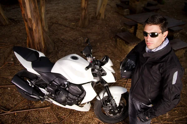 Man met een motorfiets — Stockfoto