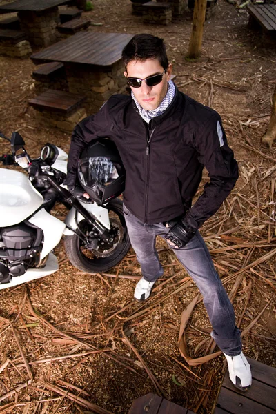 남자는 오토바이와 — 스톡 사진