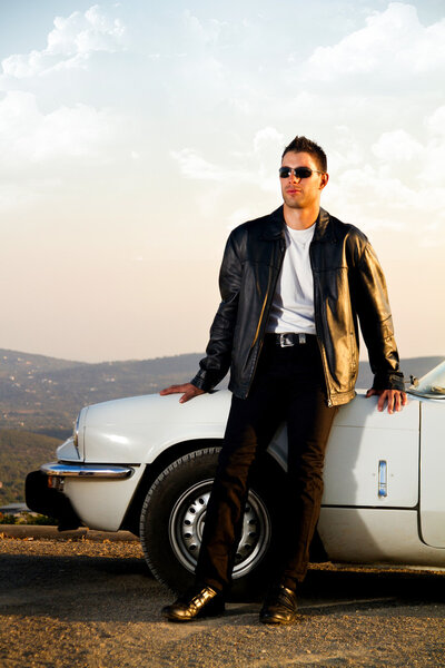 Человек с белым кабриолетом
