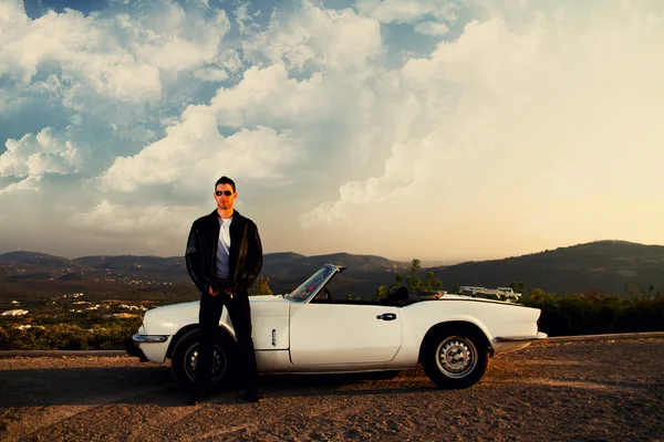 Hombre con convertible blanco —  Fotos de Stock