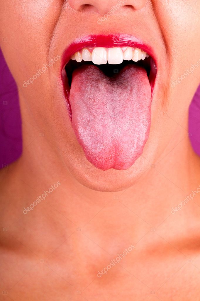 Сильно высунула язык. Открытый рот с высунутым языком. Высунутый язык здорового человека.