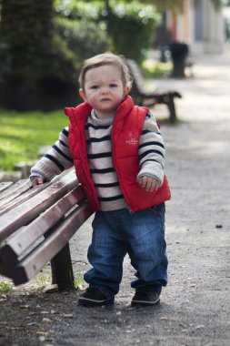 genç çocuk üzerinde bir kent Parkı