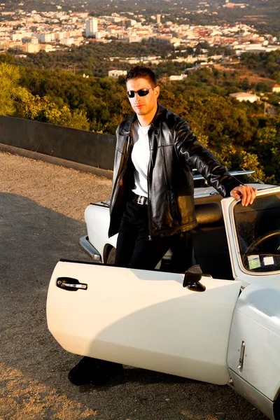 Mann mit weißem Cabrio — Stockfoto