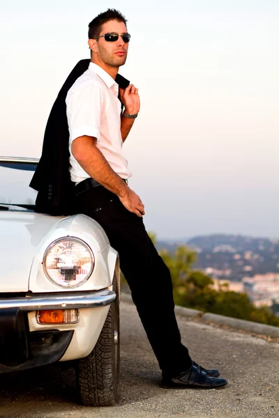 Uomo con cabriolet bianco — Foto Stock