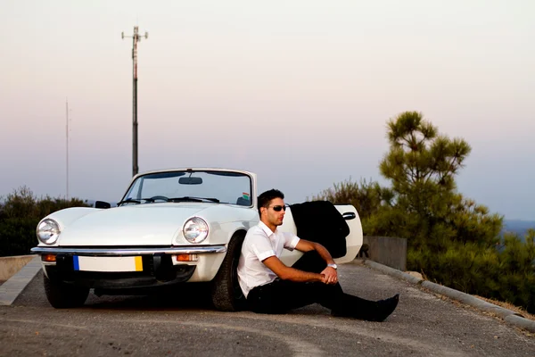 Muž s bílým kabriolet — Stock fotografie