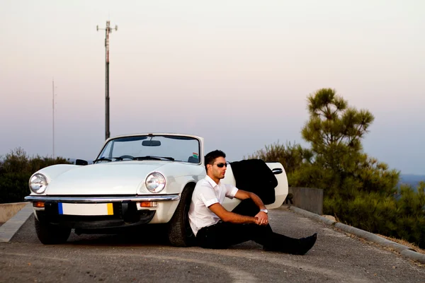 Hombre con convertible blanco —  Fotos de Stock