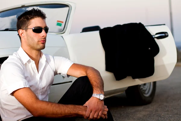 Man met witte cabriolet — Stockfoto