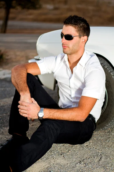 Uomo con cabriolet bianco — Foto Stock