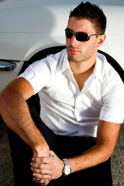 Hombre con convertible blanco —  Fotos de Stock