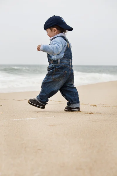 Malé dítě chodit na pláži — Stock fotografie