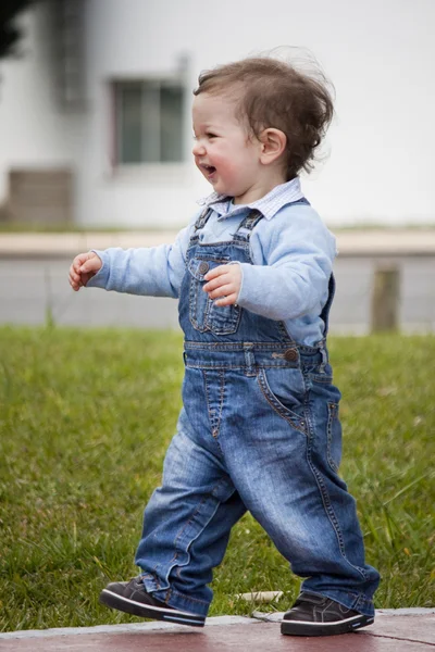 Criança pequena andando em um parque — Fotografia de Stock