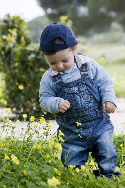 Маленька дитина з шапочкою — стокове фото