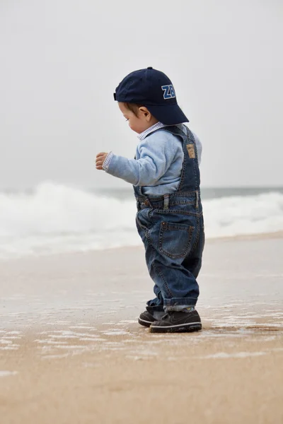 Маленька дитина гуляє на пляжі — стокове фото