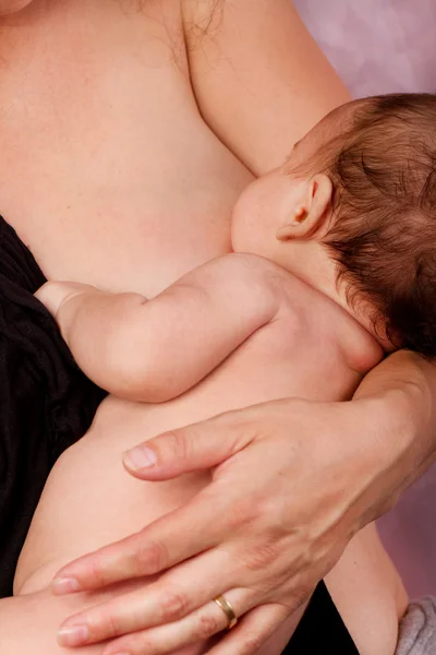 Nouveau-né et maman allaitant — Photo