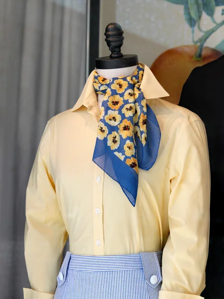 Färgglad scarf på en skyltdocka — Stockfoto