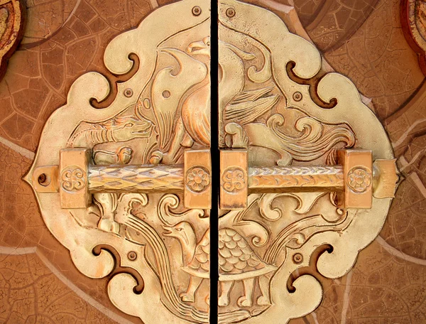 Χρυσή χαραγμένη μεταλλική πόρτα λαβές — Φωτογραφία Αρχείου