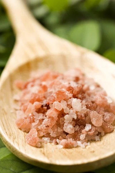 木のスプーンにピンクのヒマラヤの塩をコースします。 — ストック写真