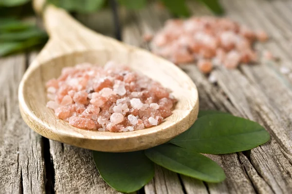 木のスプーンにピンクのヒマラヤの塩をコースします。 — ストック写真
