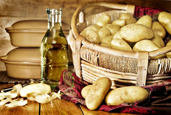 La naturaleza muerta de las patatas en la cesta — Foto de Stock