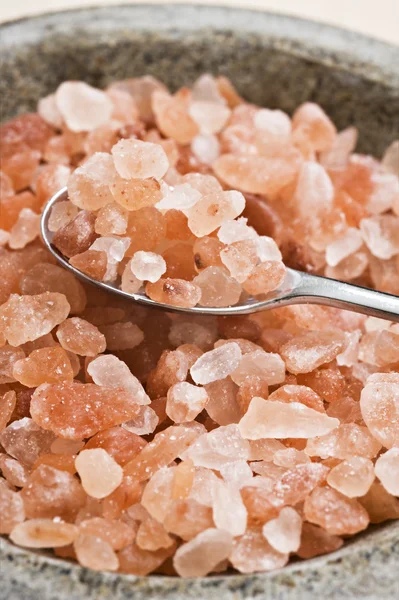 Курс розовая гималайская соль в миске с ложкой — стоковое фото